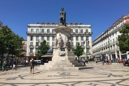 כיכר לואיש דה קמואש - Praça Luís de Camões, שיאדו, ליסבון 