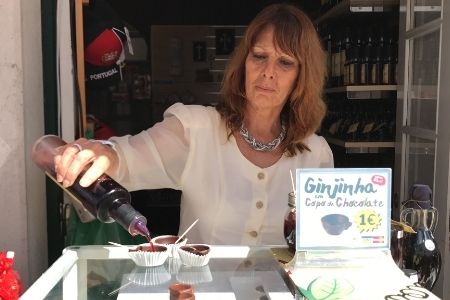 דוכן ז'ינז'ינייה באובידוש - Ginjinha stand in Obidos