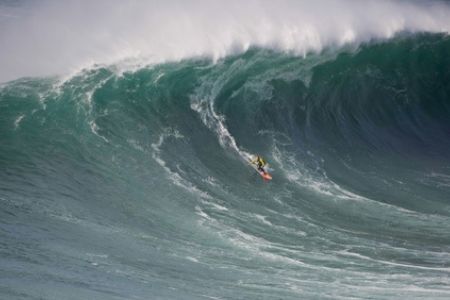 גולש בנזארה - Surfer in Nazare