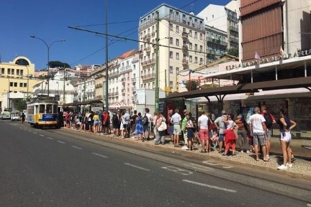 התור לחשמלית - The line to the tram