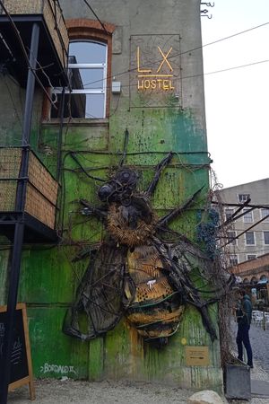 פסל דבורה של בורדאלו II - Bee statue by Boradallo II